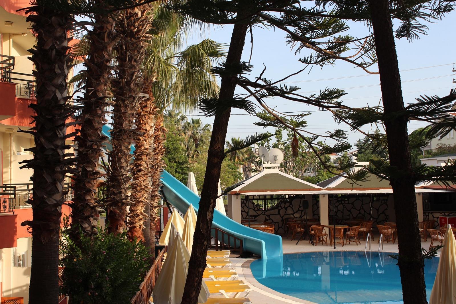 Semoris Hotel Side Exterior foto