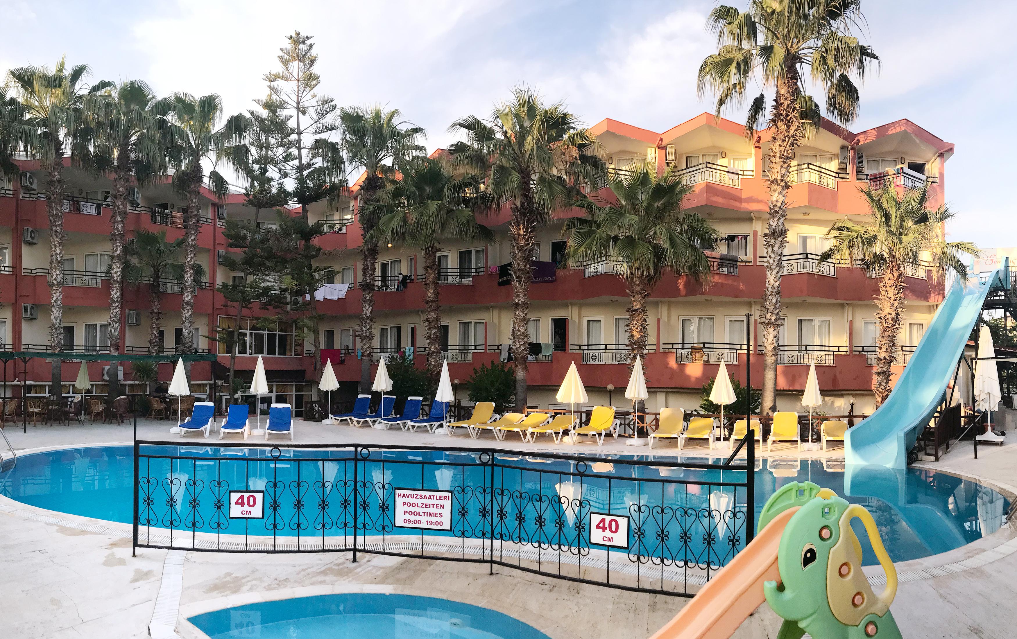 Semoris Hotel Side Exterior foto